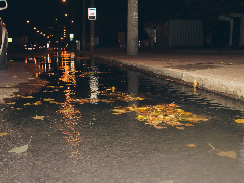В Днепре прорвало водопроводную трубу: затопило улицу (ФОТО, ВИДЕО)