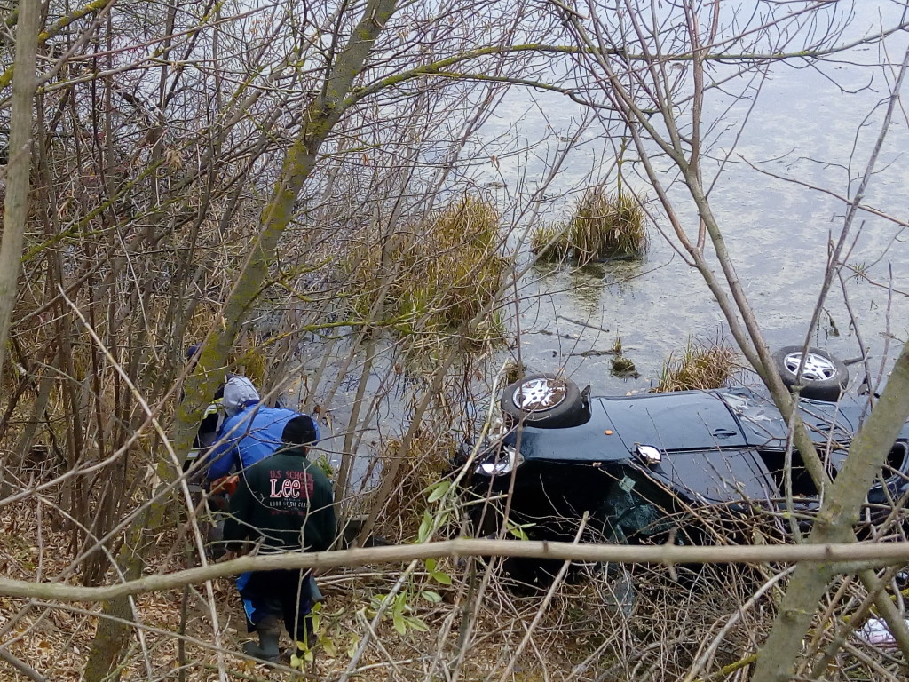 В селе под Киевом из пруда достали автомобиль с телом женщины (ФОТО)