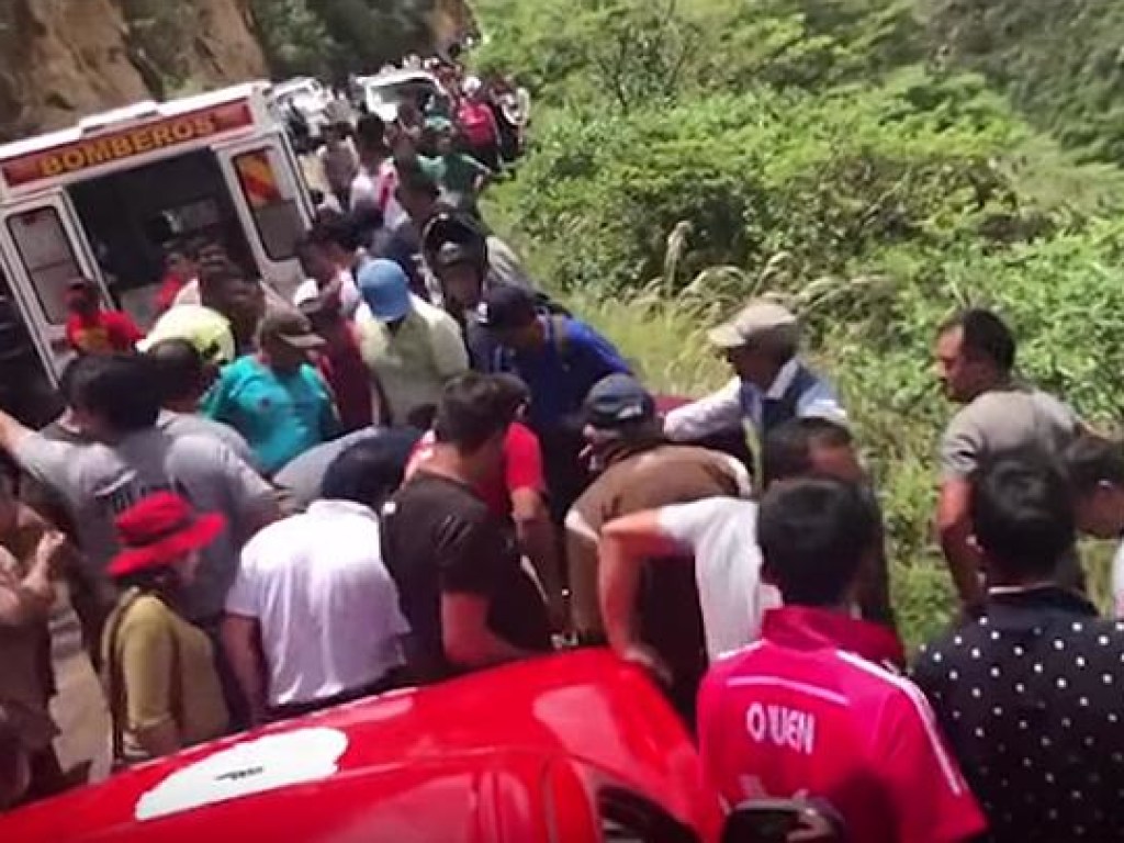 В Перу упал в пропасть автобус с юношеской футбольной командой, есть жертвы (ВИДЕО)
