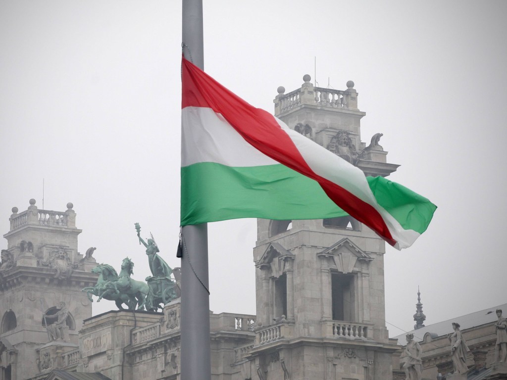 Венгрия перенесла выдачу своих паспортов украинцам в другой город &#8212; СМИ