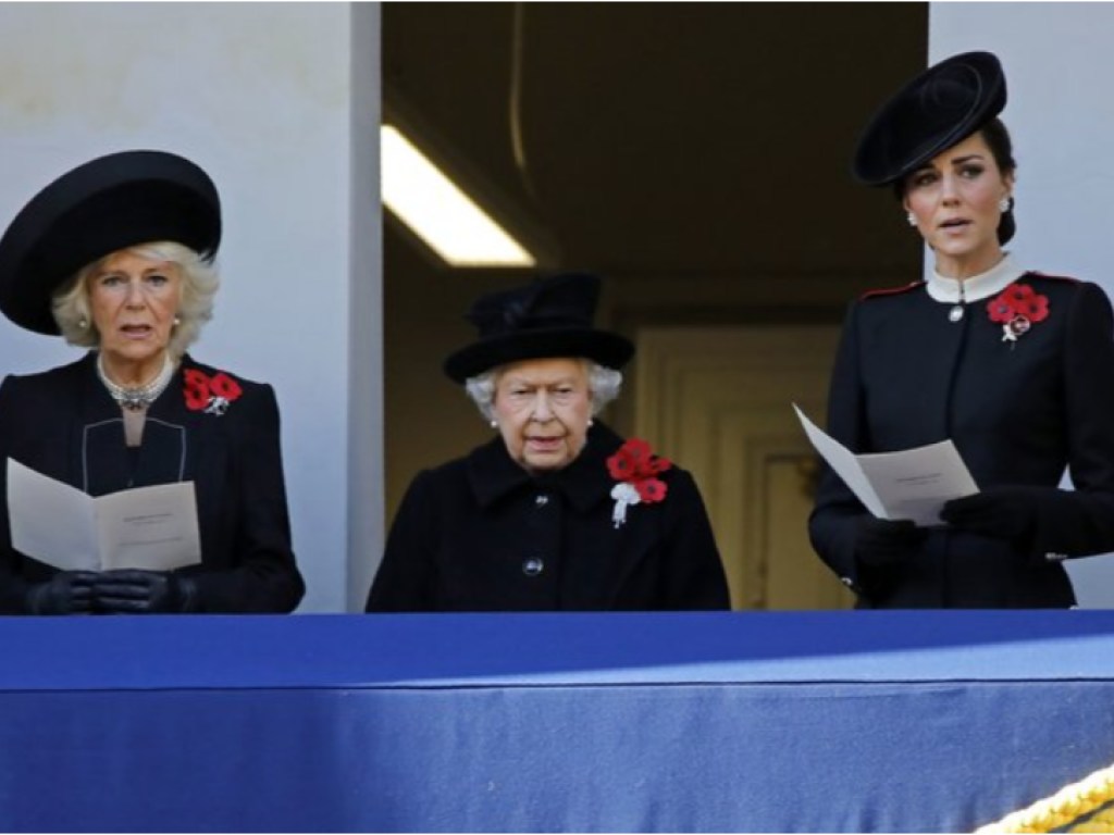 Все в черном: британская королевская семья посетила торжественную службу (ФОТО)