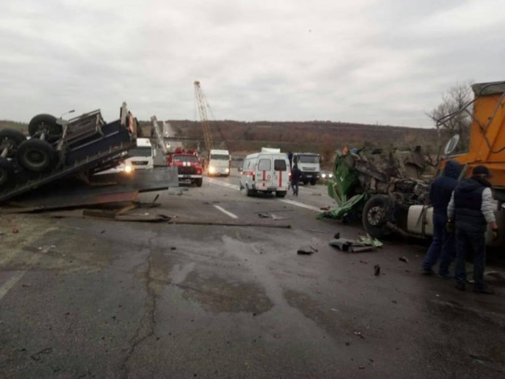 На запорожской трассе столкнулись два грузовика, один автомобиль перевернулся (ФОТО)