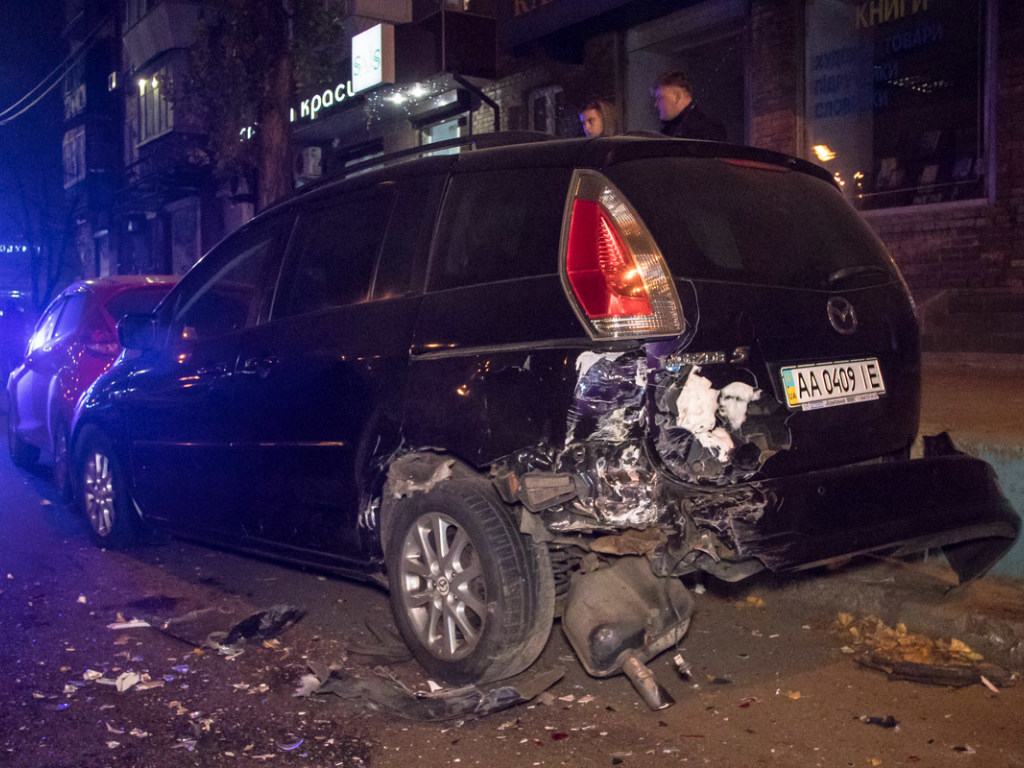 В Киеве Dacia протаранила два автомобиля и выбила двери в маршрутке (ФОТО, ВИДЕО)