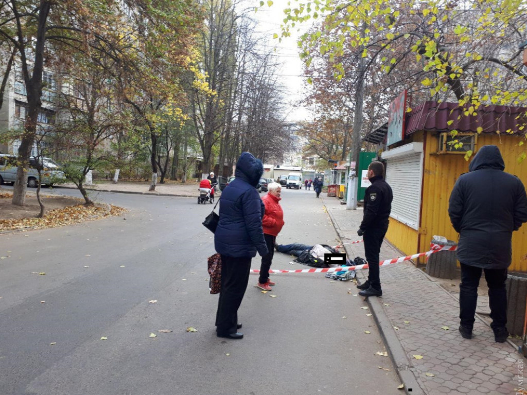 В Одессе на дороге обнаружили труп мужчины (ФОТО)