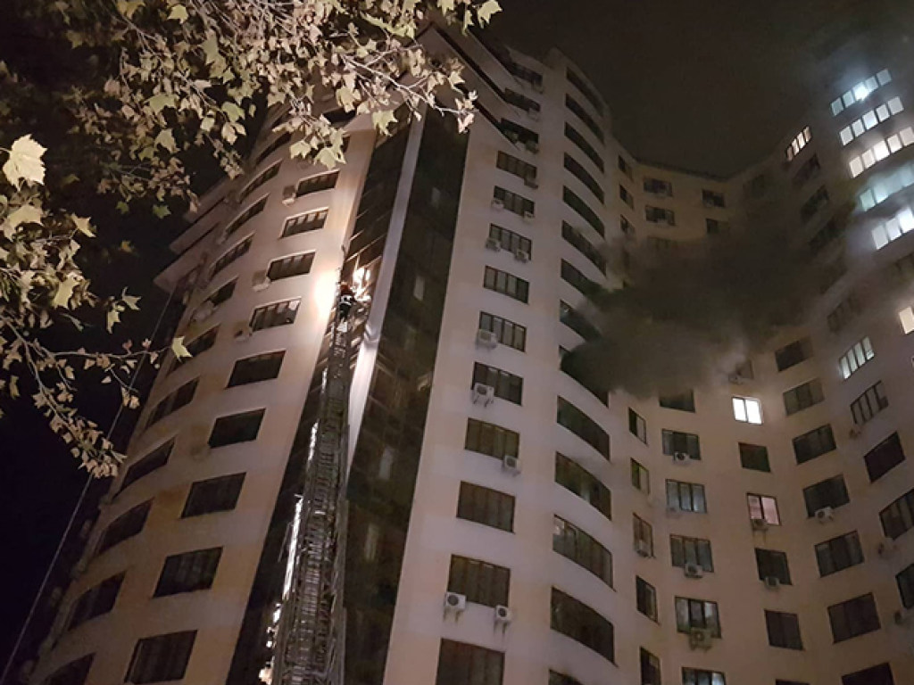 В Одессе в многоэтажке начался пожар, есть пострадавшие (ФОТО)