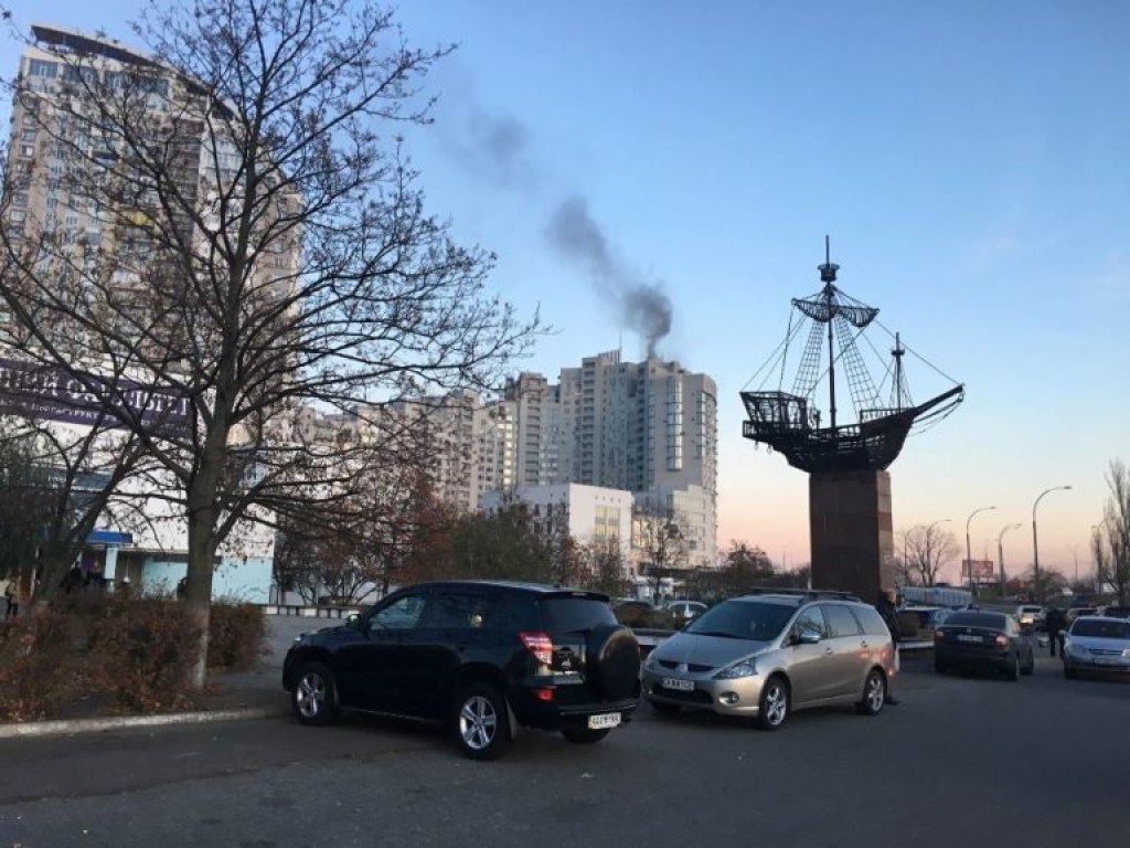 На столичной Оболони начался масштабный пожар: небо заволокло дымом (ФОТО, ВИДЕО) 