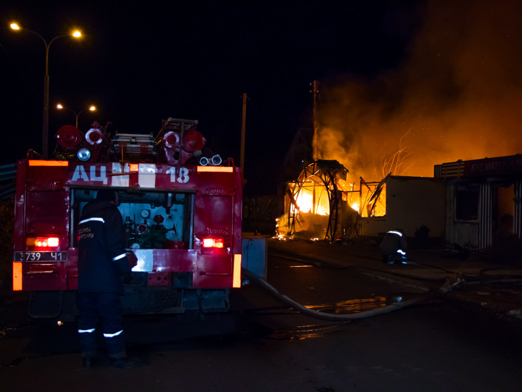 В Днепропетровской области сгорели два магазина (ФОТО, ВИДЕО)
