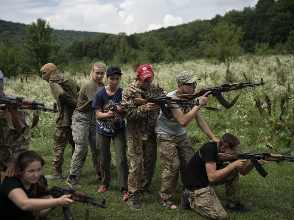 Националисты создали лагерь в Украине, где детей учат убивать &#8212; СМИ