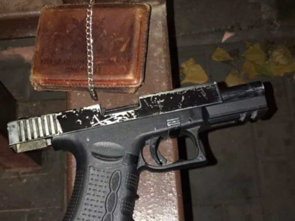 Неадекватный охранник бродил по улицам Киева с пистолетом и наркотиками (ФОТО)