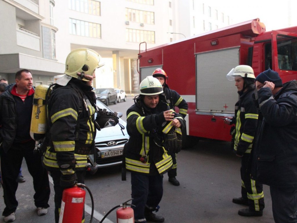Пожар в новостройке на столичной Оболони ликвидировали (ФОТО)