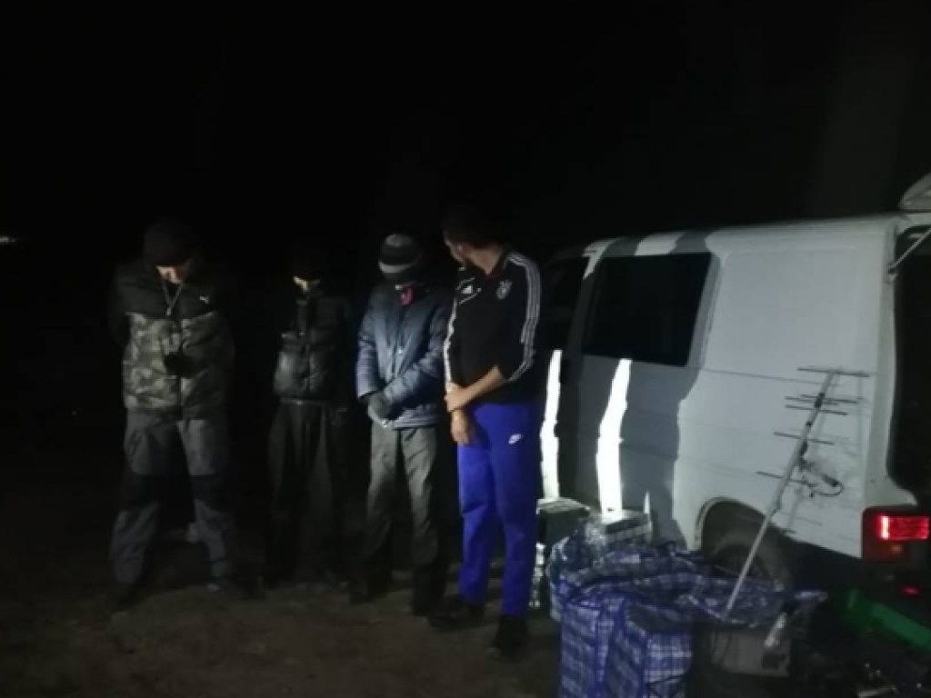 На Закарпатье пограничники помешали переброске за границу крупной партии контрабандных сигарет (ФОТО)