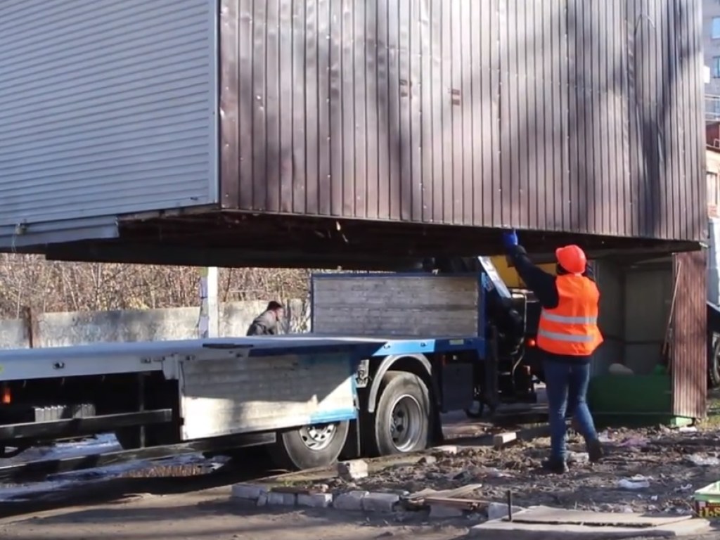Коммунальщики со скандалом демонтировали продуктовый киоск в Днепре (ВИДЕО)