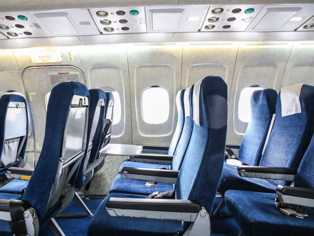 Пассажиры, будьте бдительны: Бортпроводники поведали о самом грязном месте в салоне самолета