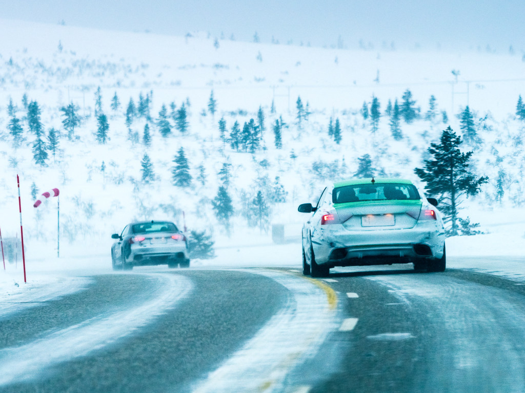 Завтра дороги Украины покроет снегом: что нужно знать водителям