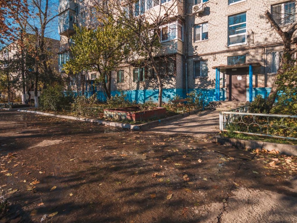 Коммунальщики бездействуют: жилой массив Днепра страдает от потоков нечистот (ФОТО)