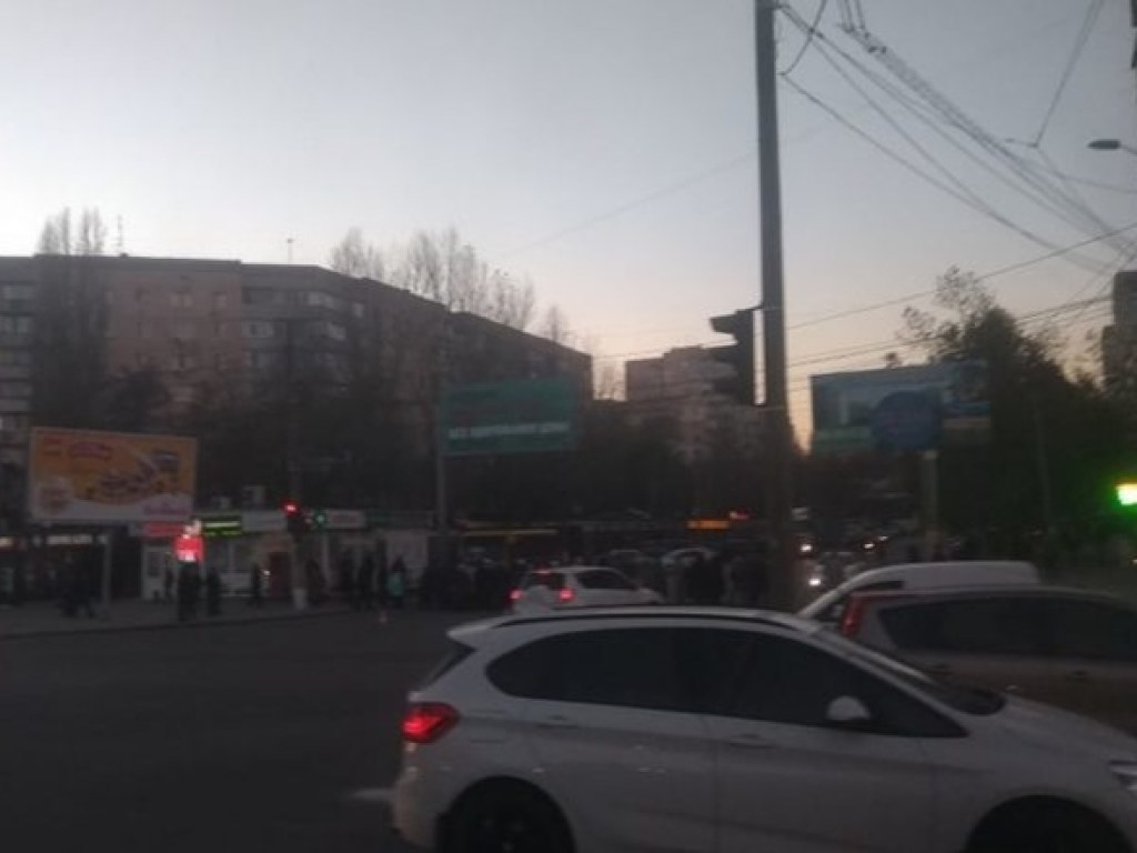 В домах Одессы до сих пор холодные батареи: замерзшие горожане перекрыли улицу (ФОТО)