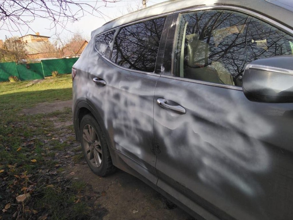 Под Житомиром неизвестные разрисовали автомобиль местного депутата (ФОТО)
