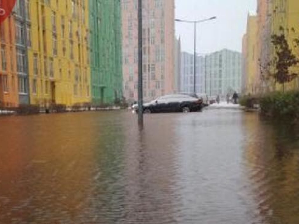 В Киеве подтопило престижный жилой комплекс: снежинки падают в толщу воды на улице (ФОТО)