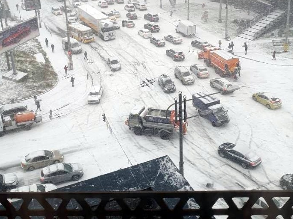 Снег на дорогах Киева: автомобили на «летней» резине спровоцировали ДТП (ФОТО)