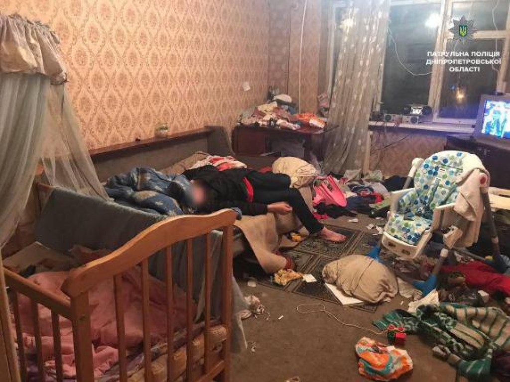 В Днепре копы нашли полугодовалого ребенка в квартире с неадекватной пьяной матерью (ФОТО)