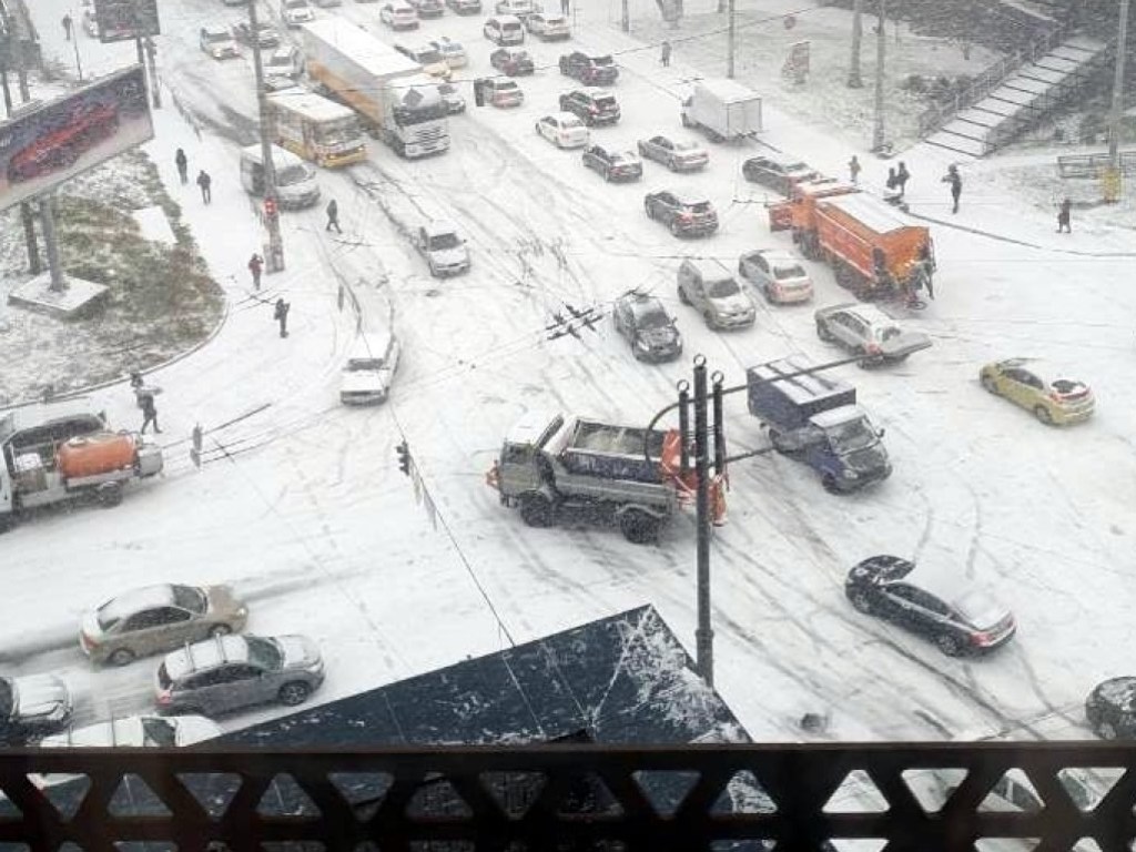 Коллапс в Киеве: Эксперт посоветовал водителям оставаться дома, пока власть привыкнет к снегу