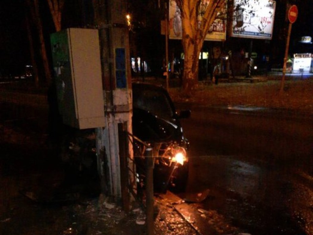 На обледеневшей дороге в Николаеве водитель BMW въехал в столб (ФОТО, ВИДЕО)