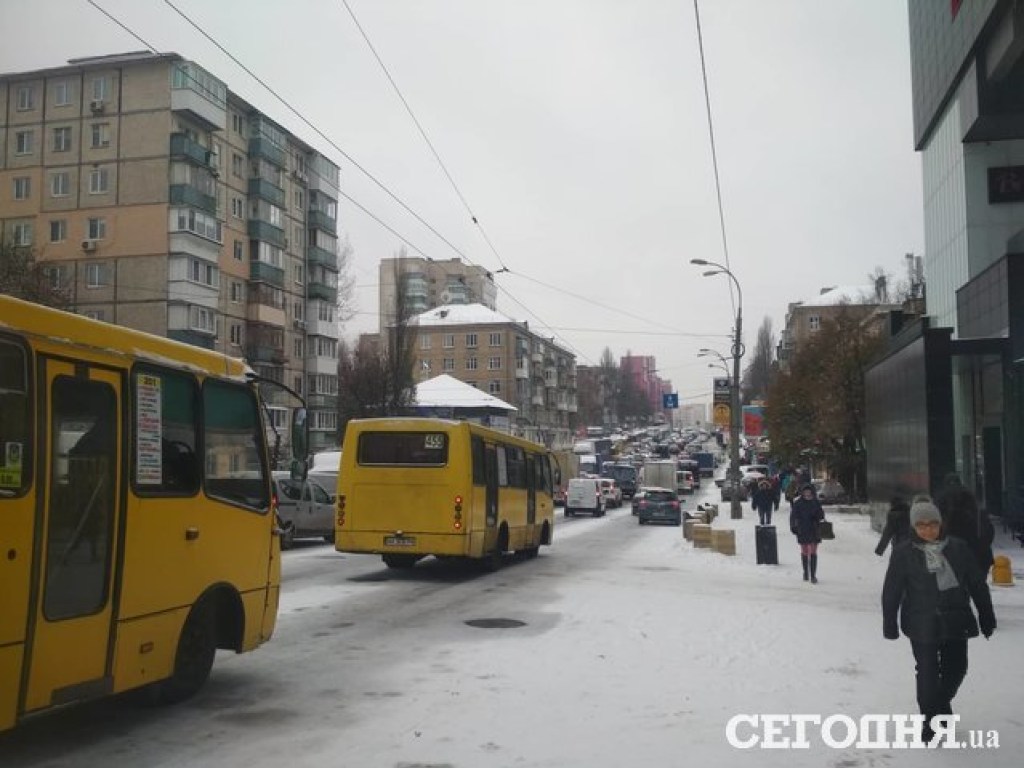 Снегопад в Киеве: на Шулявском мосту образовалась огромная пробка из троллейбусов (ФОТО)