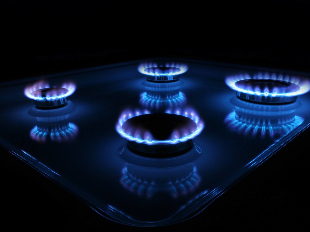 Кабмин запретил отключать газ предприятиям ТКЭ до конца отопительного сезона