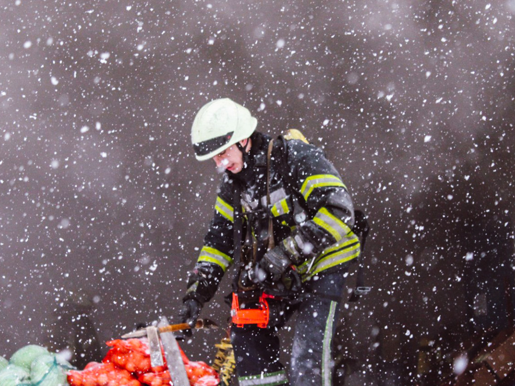 В Киеве начался пожар на овощном складе (ФОТО)