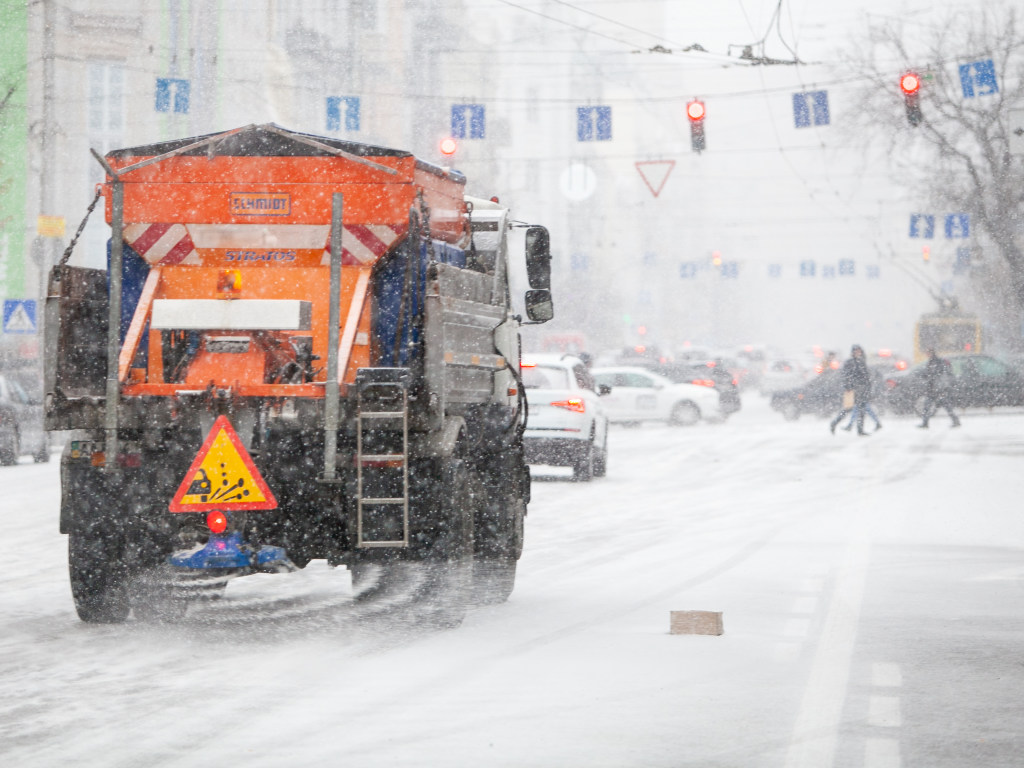 Спецтехника «Киевавтодора» начала уборку города от снега &#8212; КГГА