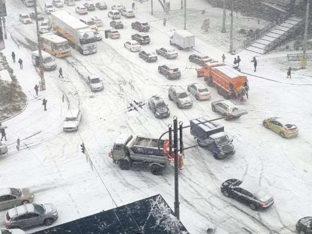 В Киеве засекли коммунальщиков-экстремалов: укладывали асфальт во время снегопада (ФОТО, ВИДЕО)