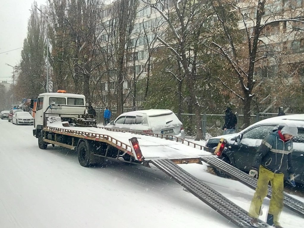 Снегопад в Киеве: Маршрутки и трамваи не готовы к зиме (ФОТО)