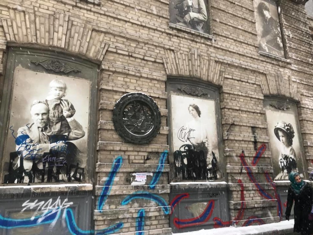 В Киеве вандалы изуродовали ретрофото на Ярославом валу (ФОТО)