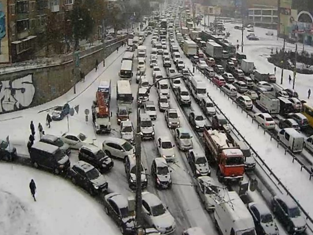 Снег нарушил планы водителей: в Киеве уровень пробок на дорогах достиг 10 баллов  (КАРТА)