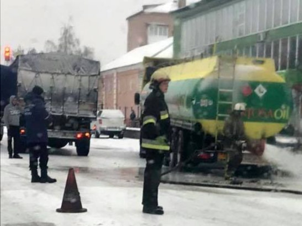 Под Киевом фура протаранила бензовоз, произошла утечка топлива (ФОТО)