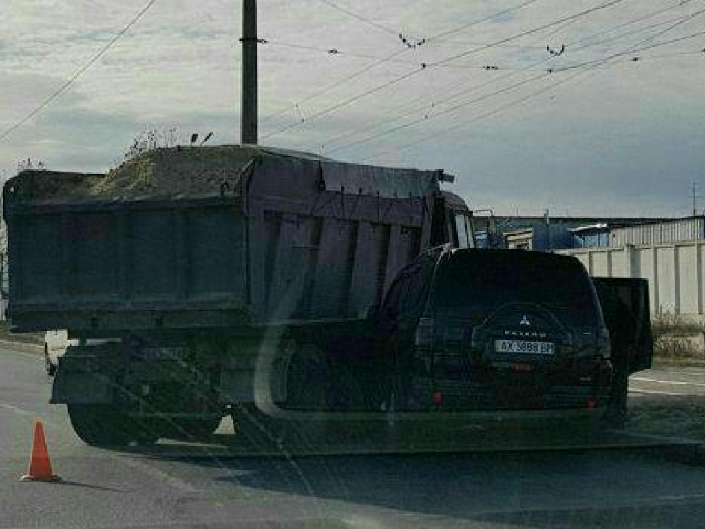 В Харькове грузовик с песком врезался в кроссовер