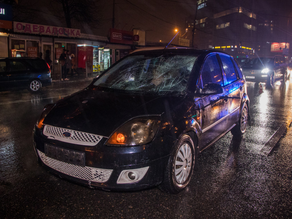Переломал ноги: в Киеве у Выставочного центра Ford сбил пешехода (ФОТО, ВИДЕО)