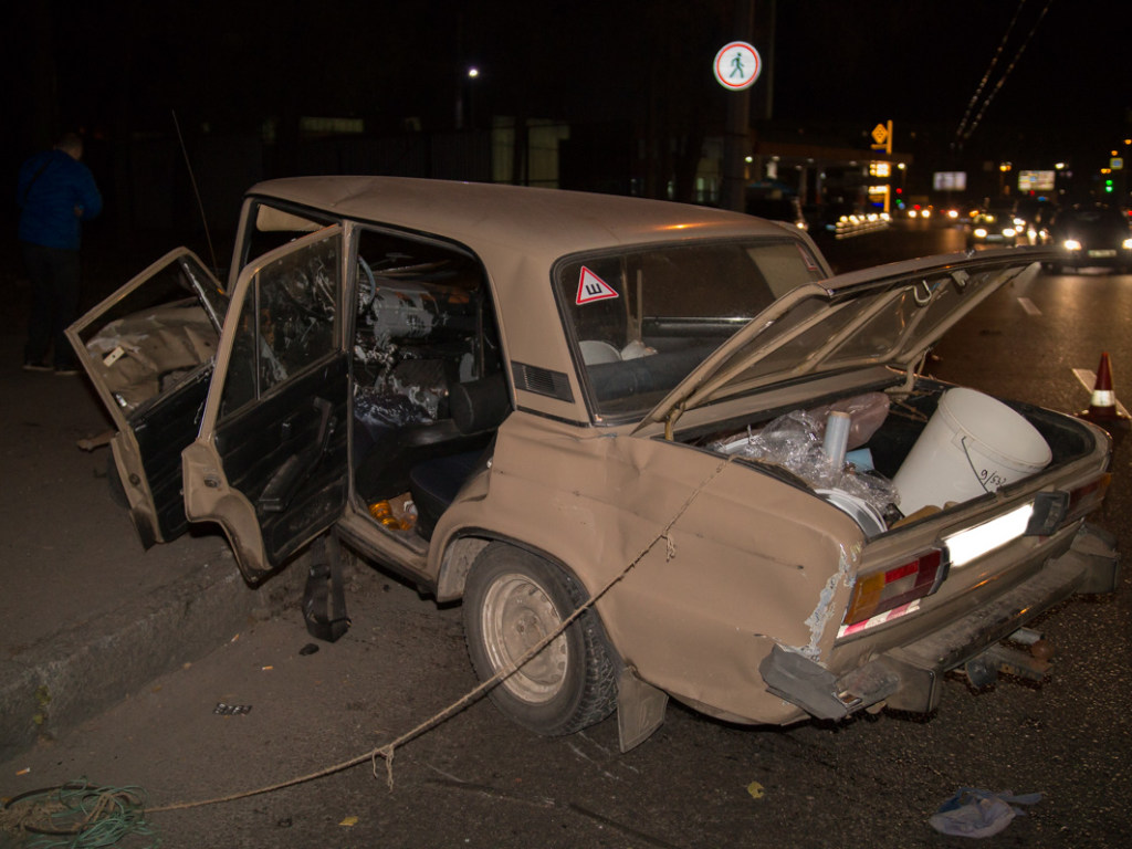 ДТП в Днепре: после столкновения «Жигулей» и Renault госпитализированы два человека (ФОТО)