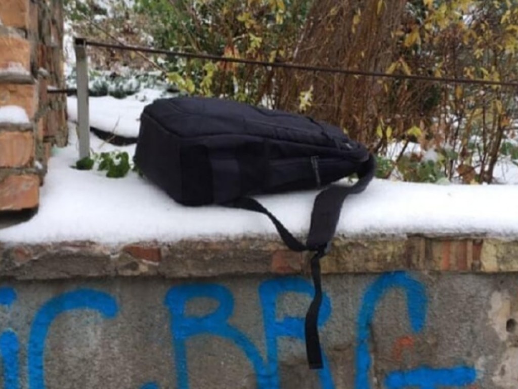 Киевская полиция нашла подозрительный рюкзак хулиганов возле Андреевской церкви (ВИДЕО)