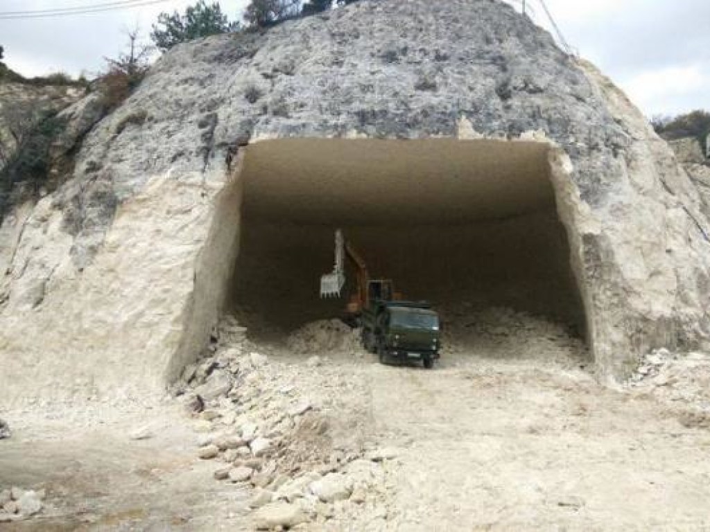 В Крыму разрушают уникальный пещерный город (ФОТО)