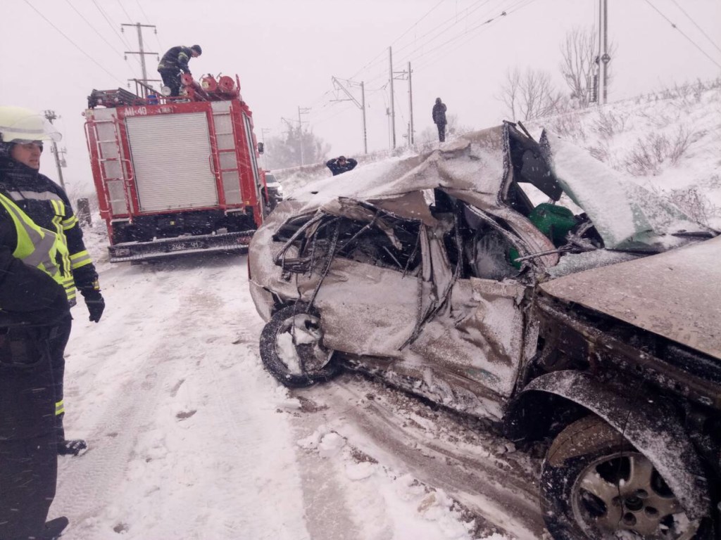 Из-за снегопада за сутки в Украине произошло более 1000 ДТП