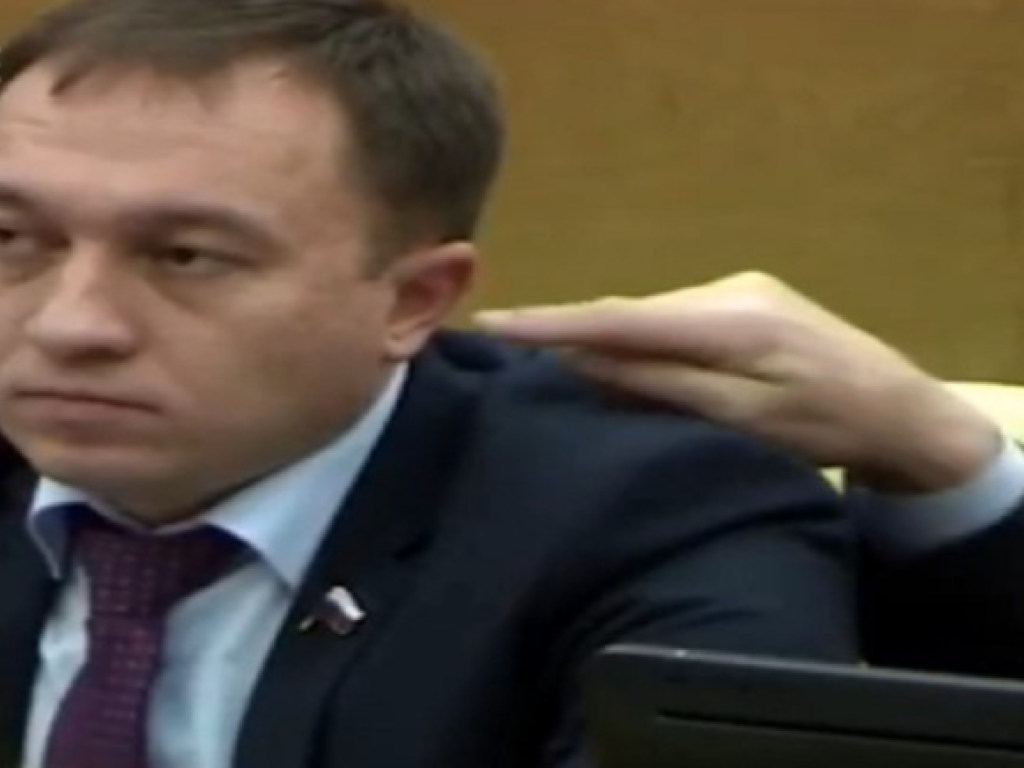 Депутат Госдумы засунул палец в ухо своему коллеге (ВИДЕО) 
