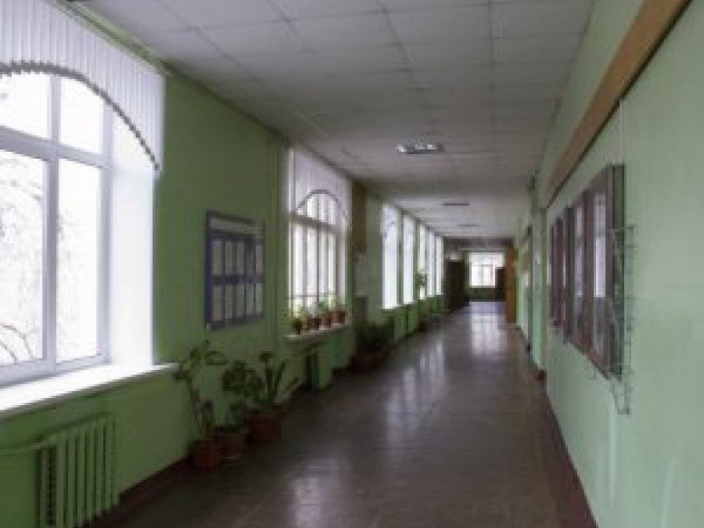 Била рюкзаком по голове: в России учительница набросилась на ученика третьего класса (ВИДЕО)