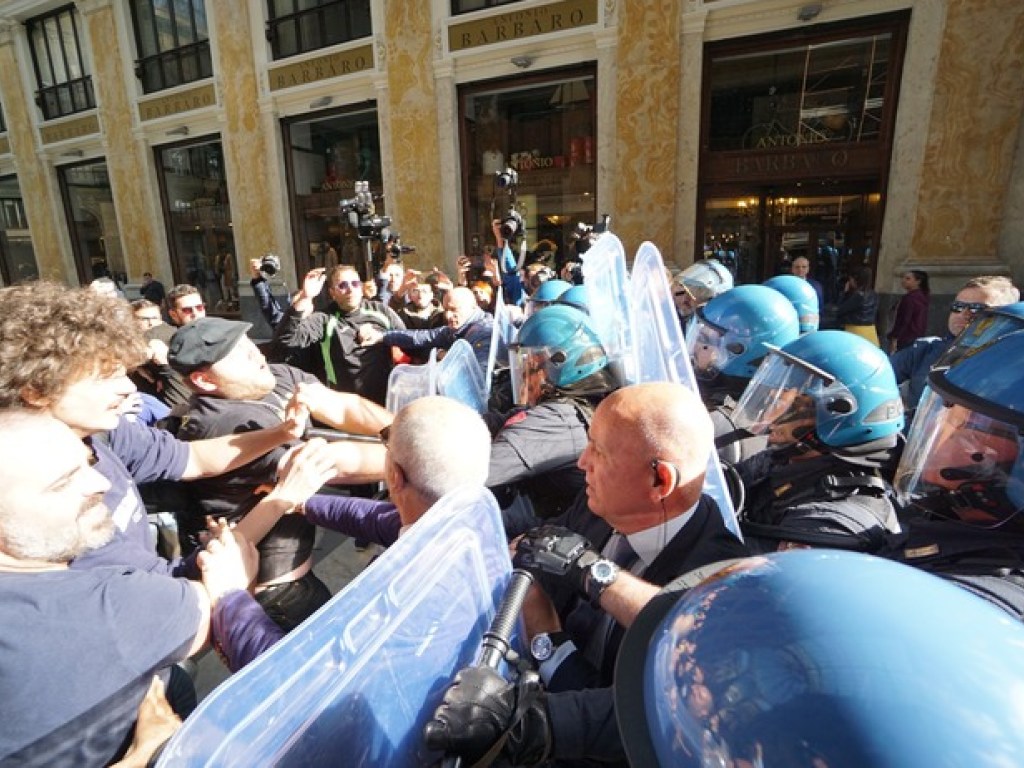 Беспорядки в Италии: во время штурма мэрии Неаполя пострадали демонстранты
