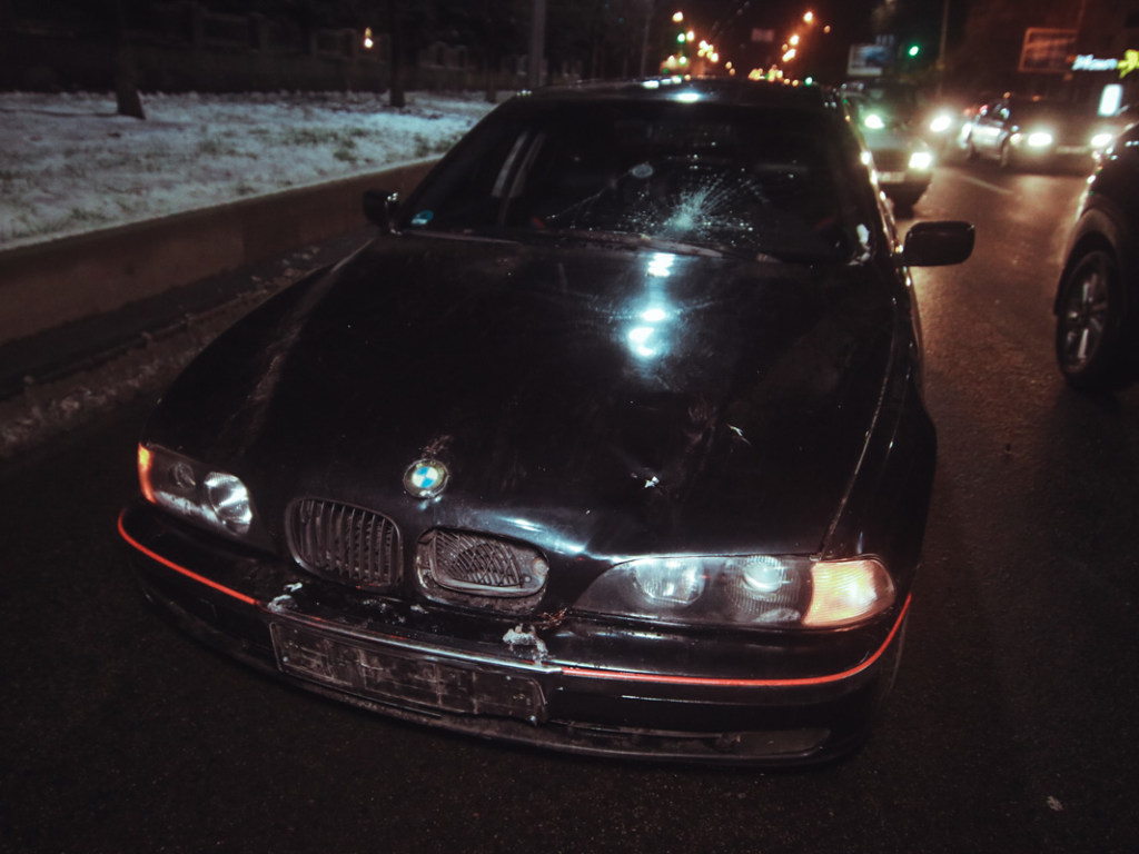 В Киеве водитель BMW на оживленном проспекте сбил подростка (ФОТО, ВИДЕО)