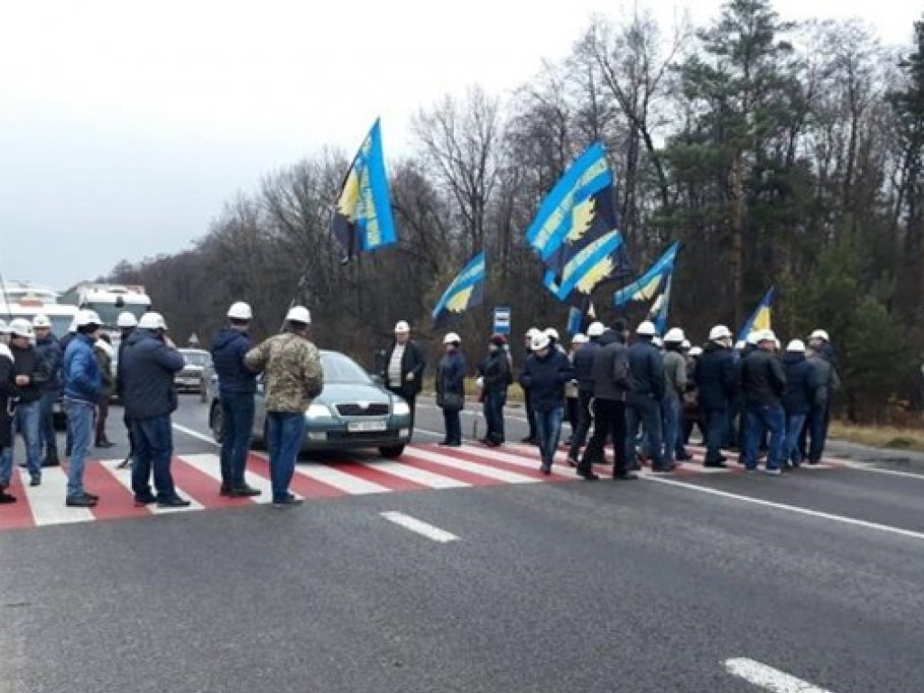 Шахтеры перекрыли дорогу на Польшу: требуют выплатить им зарплаты (ФОТО) 