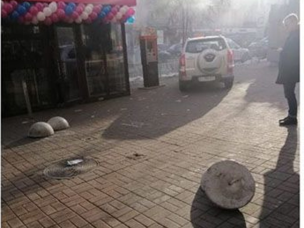 В центре Киева внедорожник вырвал из асфальта бетонную полусферу (ФОТО)