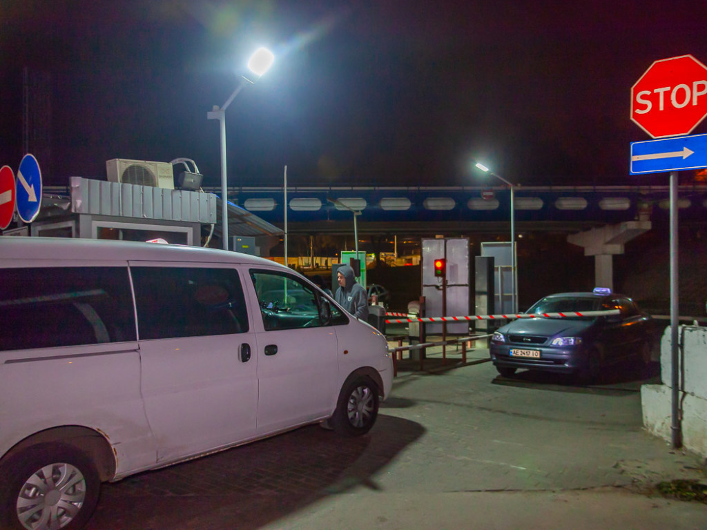 В Днепре таксисты окружили автовокзал, защищая своего коллегу (ФОТО, ВИДЕО)