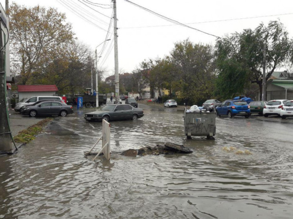 В Одессе улицу затопило фекалиями (ФОТО, ВИДЕО)