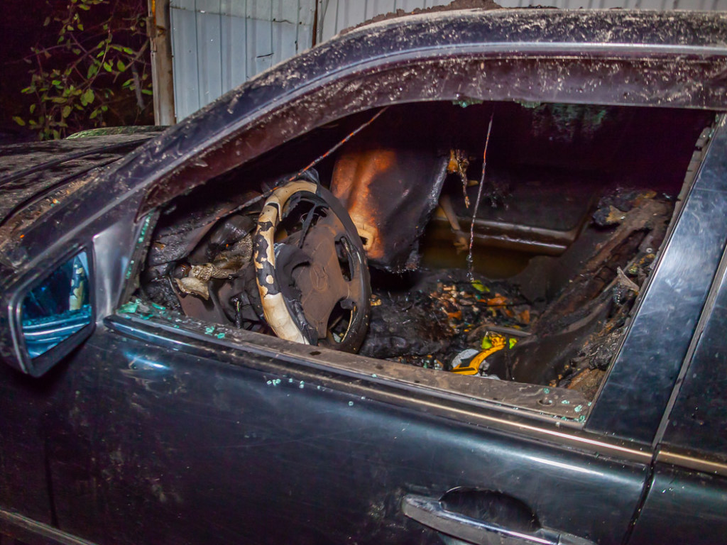 Ночью в Днепре горел Mercedes: подозревают поджог (ФОТО, ВИДЕО)